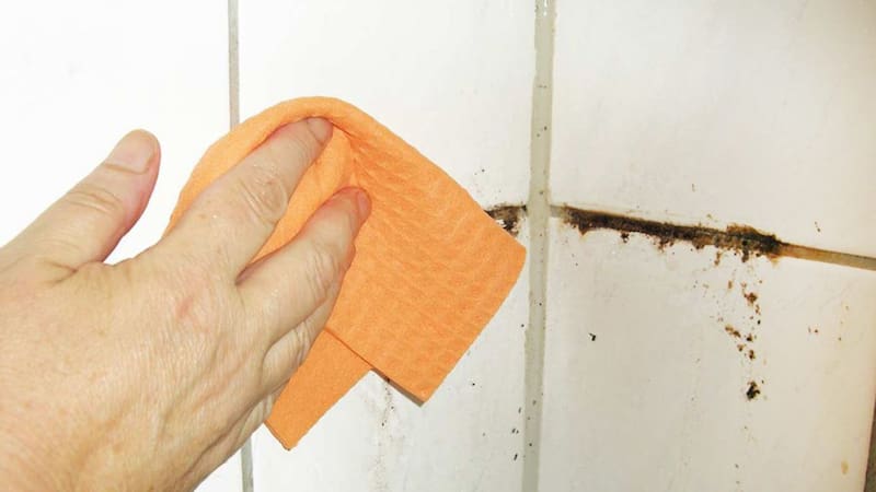 Rociar vinagre en las juntas de los azulejos: para qué sirve y por qué recomiendan hacerlo