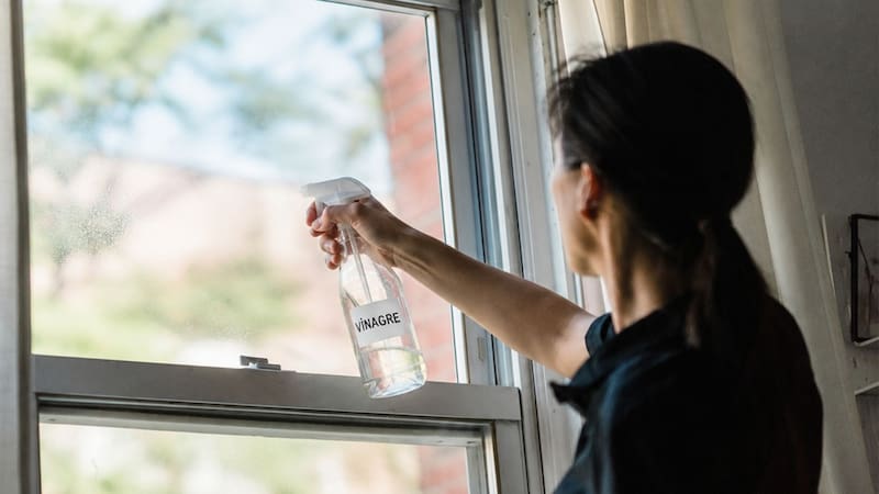 Rociar vinagre en las ventanas una vez a la semana: para qué sirve y por qué los expertos recomiendan hacerlo