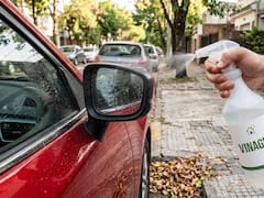 Rociar vinagre en los espejitos del coche: por qué los expertos recomiendan hacerlo y para qué sirve