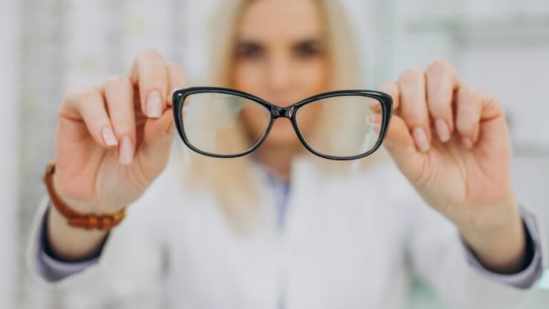 Rociar vinagre en los lentes: por qué es tan recomendado y para qué se usa