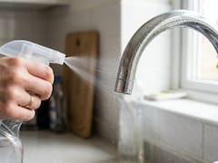 Spraying vinegar on household faucets: What it is for and how to use it correctly