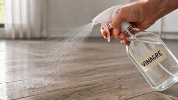 Rociar los pisos de la casa con vinagre: para qué sirve y por qué todos lo recomiendan