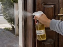 Rociar té de manzanilla en la puerta de entrada: por qué recomiendan hacerlo y para qué sirve