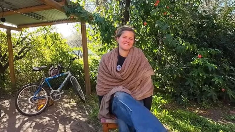 Rocío se cansó de la rutina, se fue a vivir a las montañas y construyó su propia casa con piedras y barro: “Fue con mis propias manos”