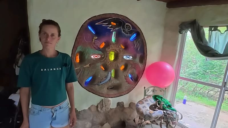 Rocío se cansó de la rutina, se fue a vivir a las montañas y construyó su propia casa con piedras y barro: “Fue con mis propias manos”