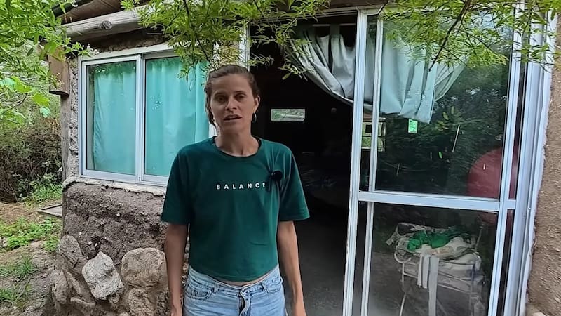 Rocío se cansó de la rutina, se fue a vivir a las montañas y construyó su propia casa con piedras y barro: “Fue con mis propias manos”