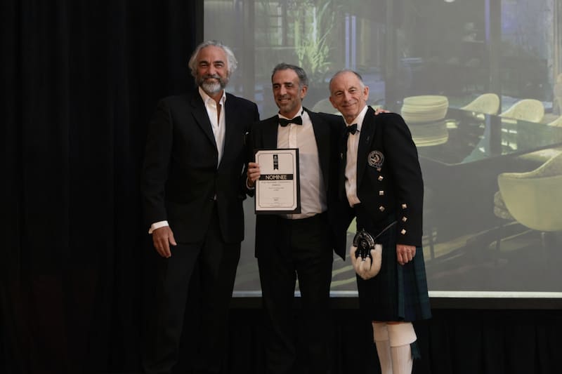 Rodolfo Miani y Martin Freyre, de BMA, recibiendo el premio en Londres.