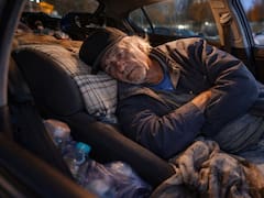 Roger, jubilado de 75 años, lleva 5 años viviendo en un estacionamiento: “Si me toca la lotería, me compraré una autocaravana”
