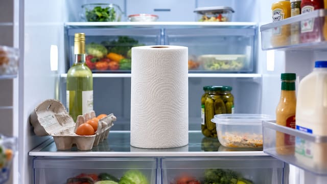 Meter un rollo de cocina en la heladera: para qué sirve y por qué lo recomiendan