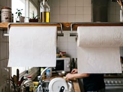 Colocar el rollo de papel de cocina hacia delante o hacia atrás: cuál es la posición correcta y por qué recomiendan hacerlo solo de una forma