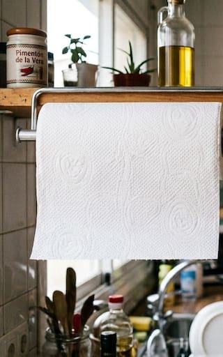 Colocar el rollo de papel de cocina hacia delante o hacia atrás: cuál es la posición correcta y por qué recomiendan hacerlo solo de una forma