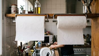 Colocar el rollo de papel de cocina hacia delante o hacia atrás: cuál es la posición correcta y por qué recomiendan hacerlo solo de una forma