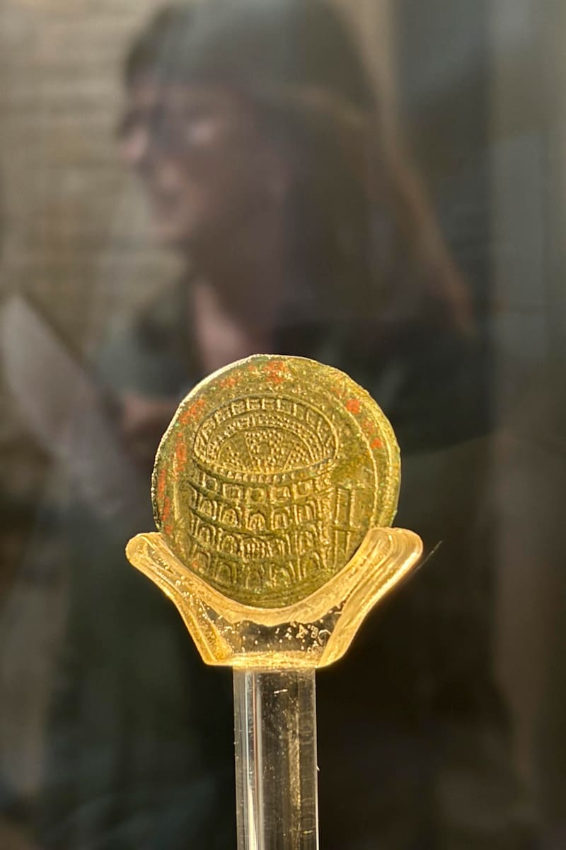 Piezas expuestas este miércoles, en la explosión 'Roma in moneta', que recorre la milenaria historia de la capital italiana a través de 25 monedas. (Fuente: EFE / Gonzalo Sánchez)