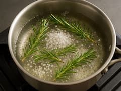 Hervir tres ramas de romero con dos puñados de sal gruesa: para qué sirve y por qué recomiendan hacerlo