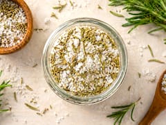 Mezclar sal con romero en casa: por qué lo recomiendan tanto y para qué sirve