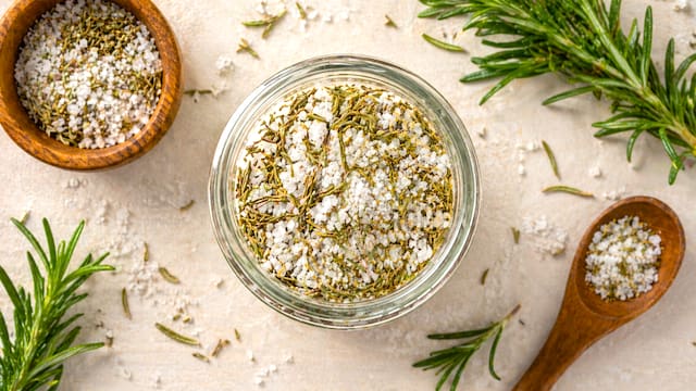 Mezclar sal con romero en casa: por qué lo recomiendan tanto y para qué sirve