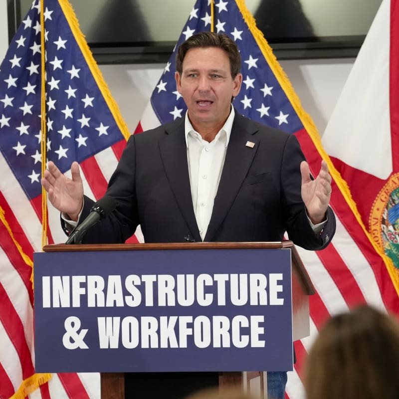Ron DeSantis firmó una nueva normativa que impacta en el reconocimiento legal de todas las licencias de conducir. Fuente: flgov.com