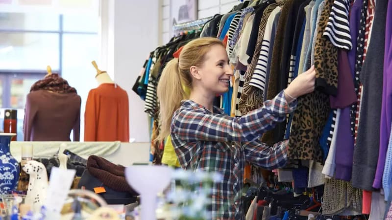 Un nuevo disolvente desarrollado en Viena promete revolucionar el reciclaje de ropa en solo cinco minutos. Fuente: Shutterstock.