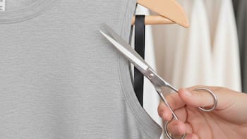 Muchos las odian y las cortan sin pensar: para qué sirven las tiritas que están en el interior de la ropa y qué pasa si las quitas