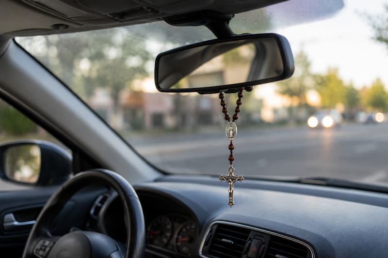 Qué significa llevar un rosario colgado en el espejo retrovisor del auto: el verdadero motivo de esta costumbre.