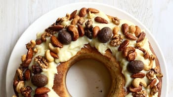 Rosca de Pascua rellena: una versión casera con crema, chocolate y almendras para lucirse el domingo