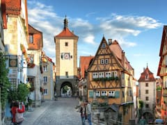 El pueblo de “La Bella y la Bestia” queda a 2 horas de España: esta joya medieval atrae por su escenario salido de una película de Disney