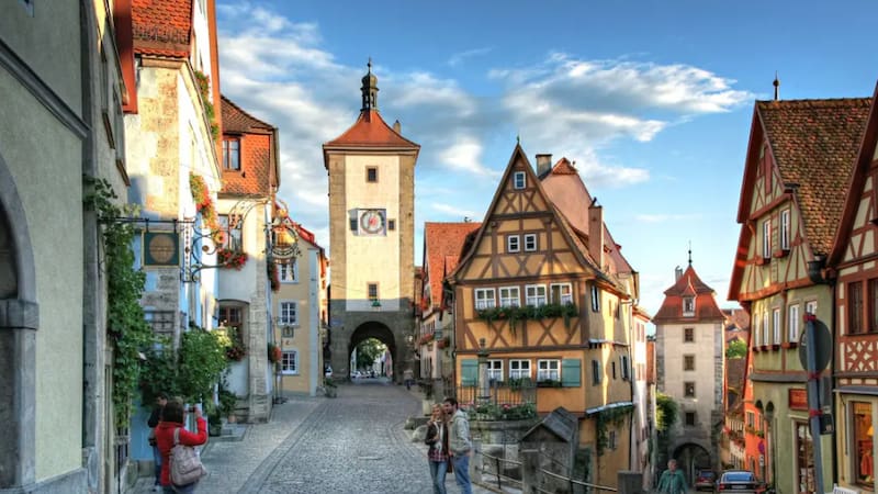 El pueblo de "La Bella y la Bestia" queda a 2 horas de España: esta joya medieval atrae por su escenario salido de una película de Disney.