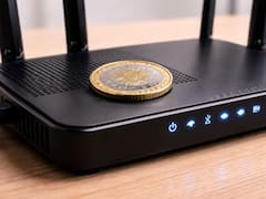 Por qué miles de personas están poniendo una moneda arriba del router del WiFi y qué pasa después de hacerlo