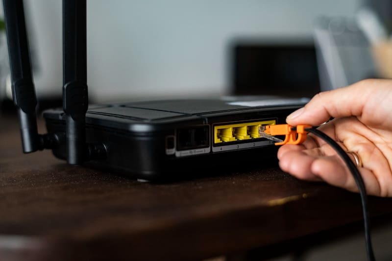 Un grupo de científicos desarrolló un sistema capaz de transmitir internet inalámbrico mediante luz a velocidades que hasta hace poco parecían imposibles para el uso cotidiano. Imagen: Freepik.
