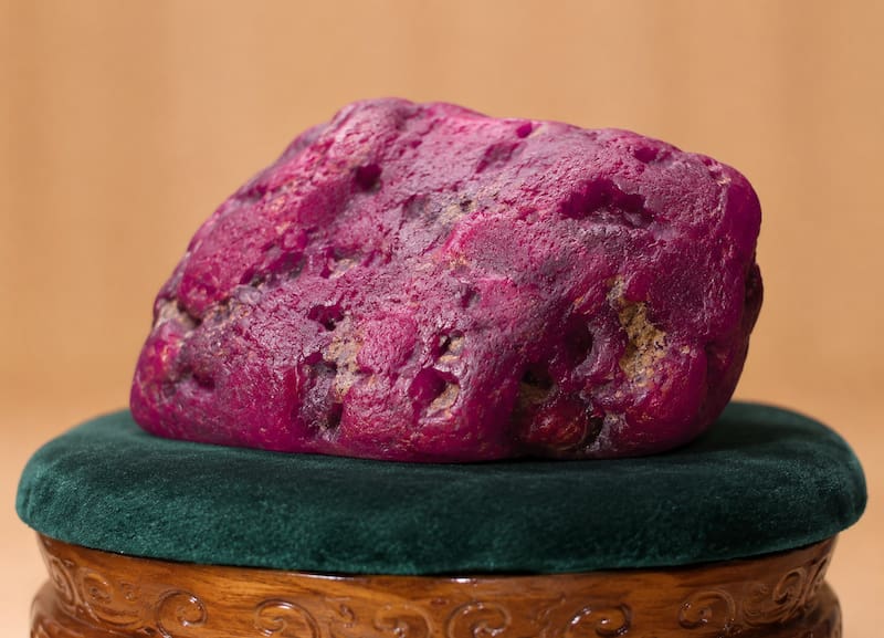 La piedra presenta una combinación de atributos que raramente se dan juntos en gemas de esta escala.