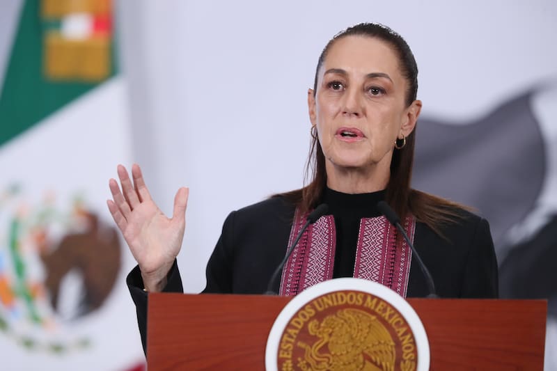 MEX9683. CIUDAD DE MÉXICO (MÉXICO), 15/04/2026.- La presidenta de México, Claudia Sheinbaum, habla durante una rueda de prensa en el Palacio Nacional de la Ciudad de México.