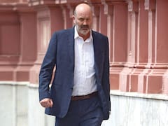 “Héroes de la producción”: el elogio de Sturzenegger a los argentinos que vacacionan en el exterior que reavivó el debate por la salida de dólares