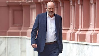 “Héroes de la producción”: el elogio de Sturzenegger a los argentinos que vacacionan en el exterior que reavivó el debate por la salida de dólares