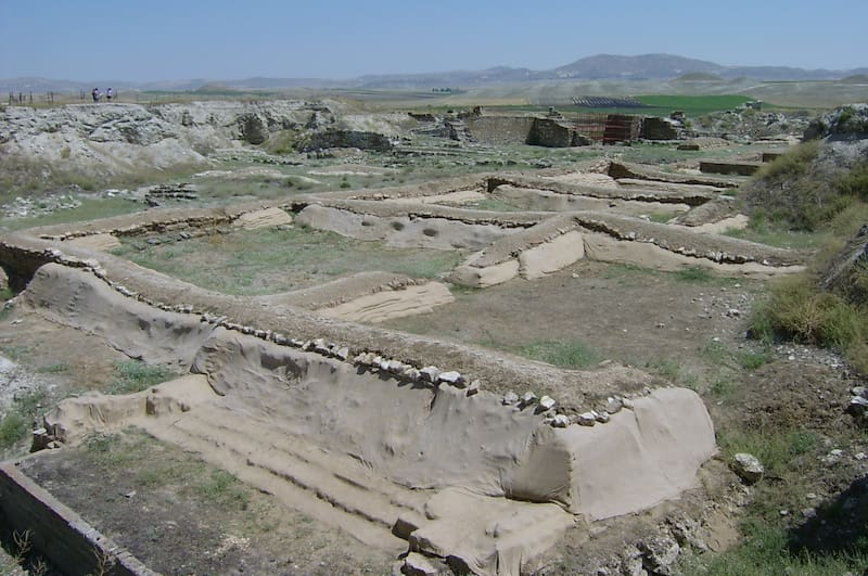 Ruinas de Gordión, antigua capital de Frigia en la actual Turquía, con restos arqueológicos al aire libre.