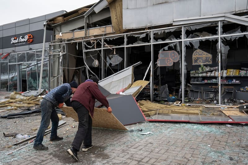 Vecinos trabajan en el lugar de un ataque con drones rusos en el centro de la ciudad. Al menos un civil resultó herido, según autoridades locales.