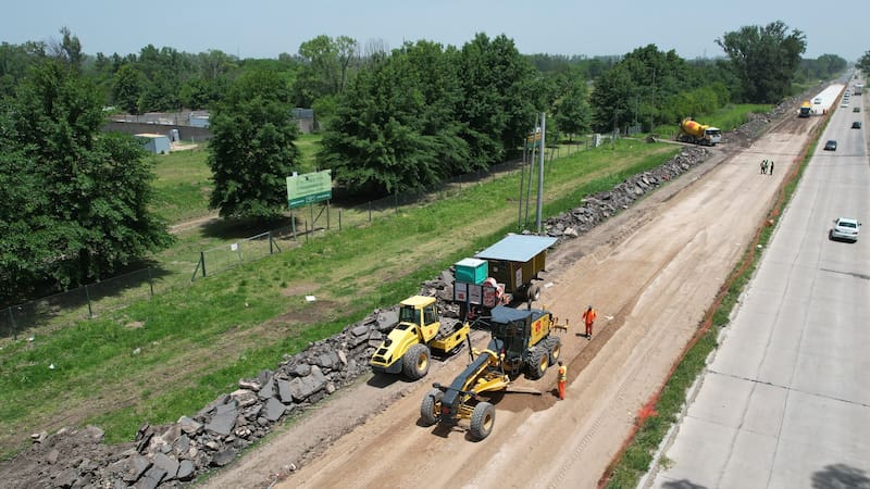 Los trabajos, que consisten en la construcción de calzadas separadas y banquinas, se desarrollan entre la Avenida Derqui y la Autopista Acceso Oeste. Foto: Vialidad PBA.