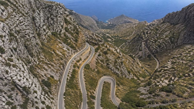 Arabia Saudita posee una autopista con un segmento de aproximadamente 240 kilómetros. (Representación creada con IA)