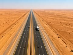 Inauguran la carretera más larga del mundo: está ubicada en pleno desierto y posee 240 kilómetros sin curvas
