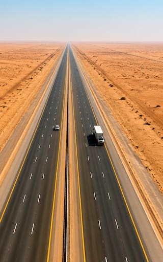 Inauguran la carretera más larga del mundo: está ubicada en pleno desierto y posee 240 kilómetros sin curvas