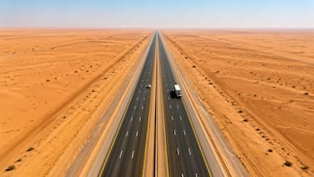 Inauguran la carretera más larga del mundo: está ubicada en pleno desierto y posee 240 kilómetros sin curvas