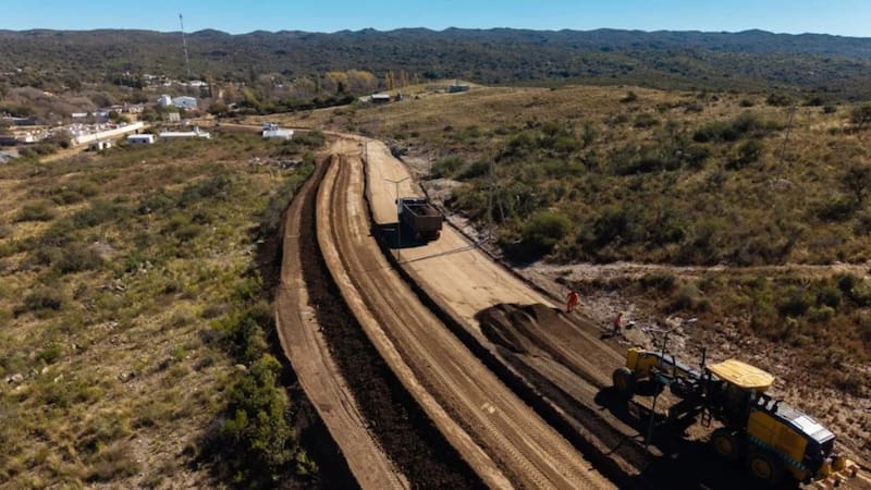 Avanza en la pavimentación de la Ruta Provincial S-400 entre Rumi Huasi y Ciénaga del Coro, en el departamento Minas.