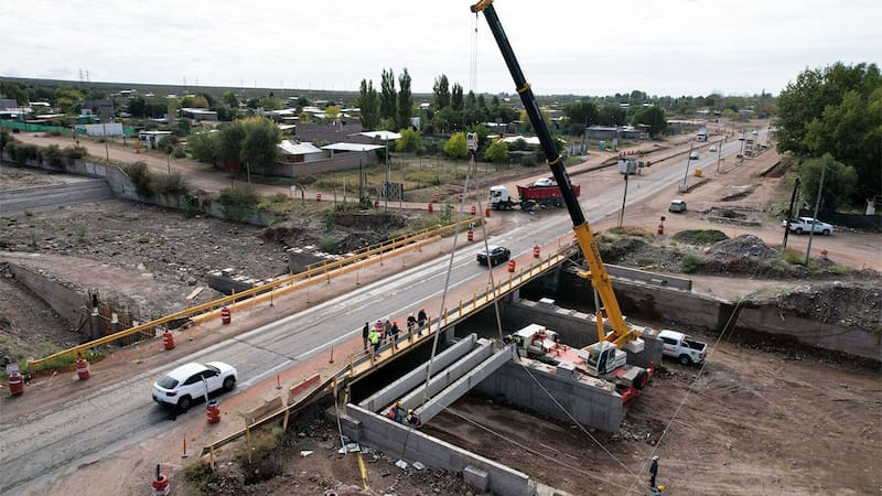 El tramo que están pavimentando de la RP 82 de Mendoza va desde Vistalba hasta Cacheuta.