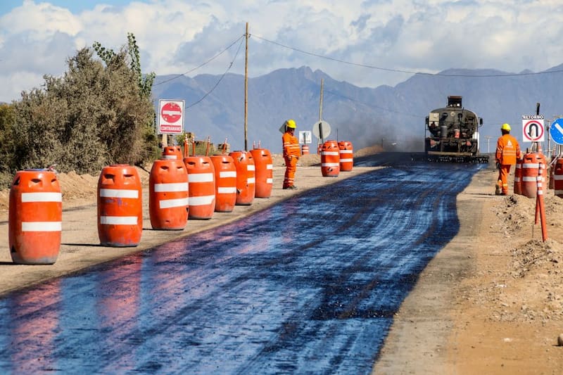 Los trabajos de infraestructura vial en la Ruta 82 de Mendoza van desde el ensanchamiento y pavimentación de ruta, hasta nueva iluminación, salidas y habilitación para puestos de emprendedores en la vera de la carretera.