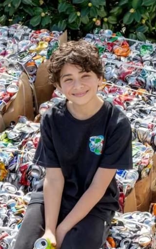 Tiene 13 años, empezó a reciclar latas y ya logró juntar 24.000 dólares para causas benéficas: “Quiero ayudar a la gente en mi tiempo libre”