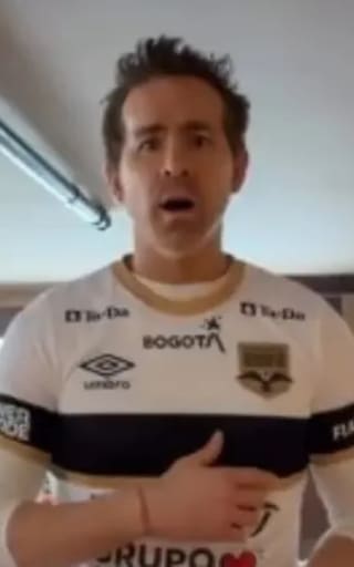 Ryan Reynolds sorprendió a Colombia y posó con la camiseta de uno de los equipos más importantes de la ciudad