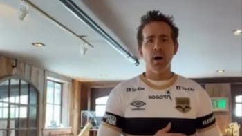 Ryan Reynolds sorprendió a Colombia y posó con la camiseta de uno de los equipos más importantes de la ciudad