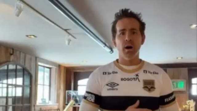 Ryan Reynolds sorprendió a Colombia y posó con la camiseta de uno de los equipos más importantes de la ciudad