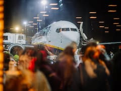 Embargan un avión de Ryanair por una deuda de 890 euros con una pasajera pero el vuelo despegó igual: “Se colocó el sello de embargo”