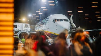 Embargan un avión de Ryanair por una deuda de 890 euros con una pasajera pero el vuelo despegó igual: “Se colocó el sello de embargo”