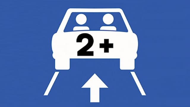 Qué significa la señal de tráfico con un rombo blanco sobre fondo azul y qué conductores pueden utilizar ese carril